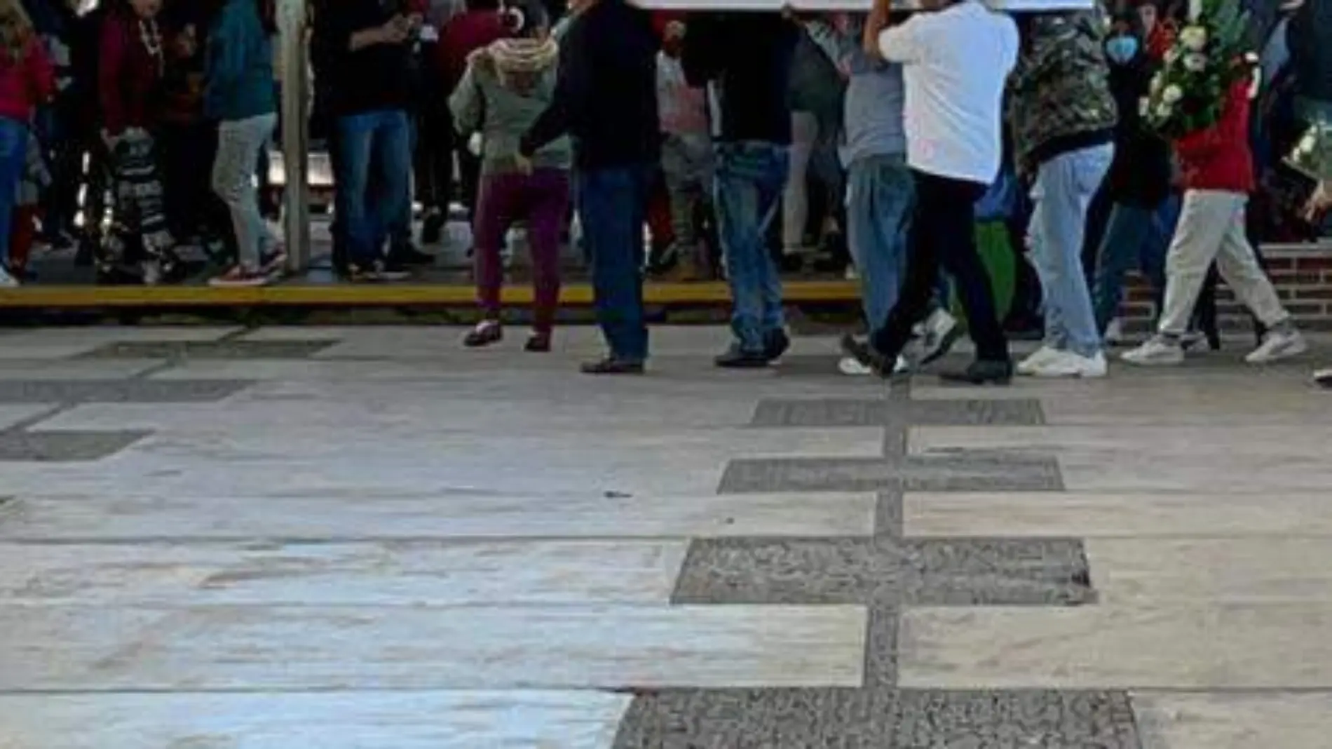 En el atrio de la iglesia se montó una valla de honor hasta las escalinatas para dar paso al cortejo fúnebre (4)